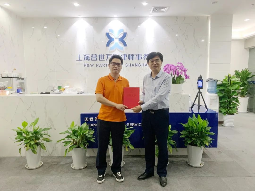 华政社会协同合作处虞浔处长走访普世万联并向高伙张文钧律师颁发捐赠证书 华政社会协同合作处虞浔处长走访普世万联并向高伙张文钧律师颁发捐赠证书