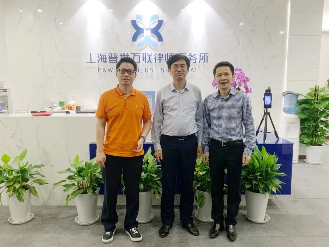 华政社会协同合作处虞浔处长走访普世万联并向高伙张文钧律师颁发捐赠证书 华政社会协同合作处虞浔处长走访普世万联并向高伙张文钧律师颁发捐赠证书