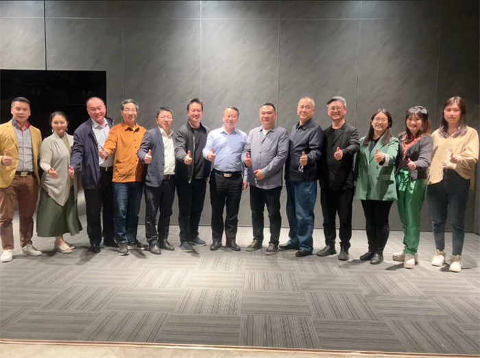 四会宝协常务副会长兼秘书长罗荣俭一行走进深圳珠宝产业聚集地 四会宝协常务副会长兼秘书长罗荣俭一行走进深圳珠宝产业聚集地
