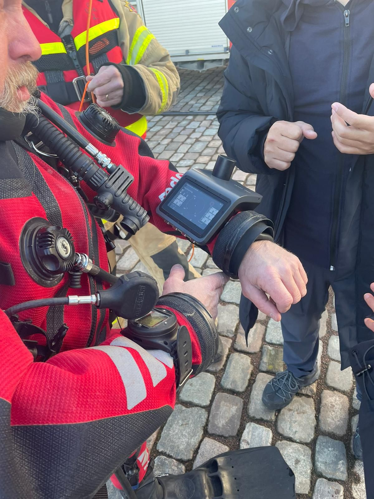 为瑞典客户提供潜水员定位通信装备培训