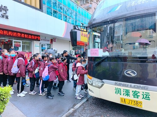 润力旅行社圆满完成实验小学春游活动