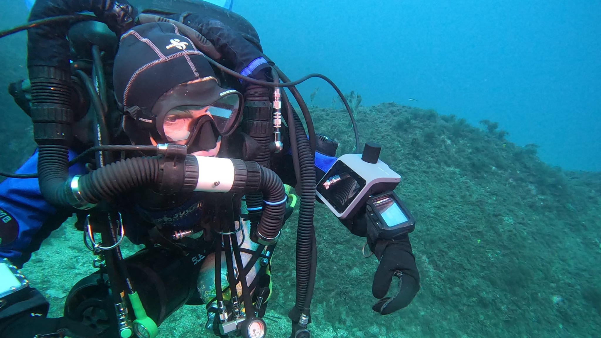 Rebreather diving with  underwater tracking and underwater communication
