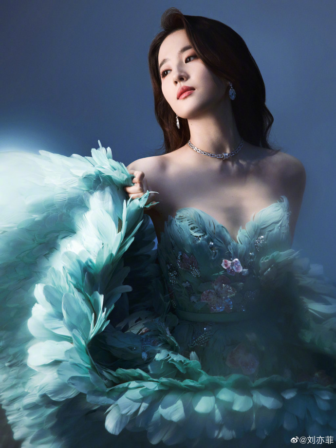 刘亦菲微博之夜“孔雀公主”美出圈