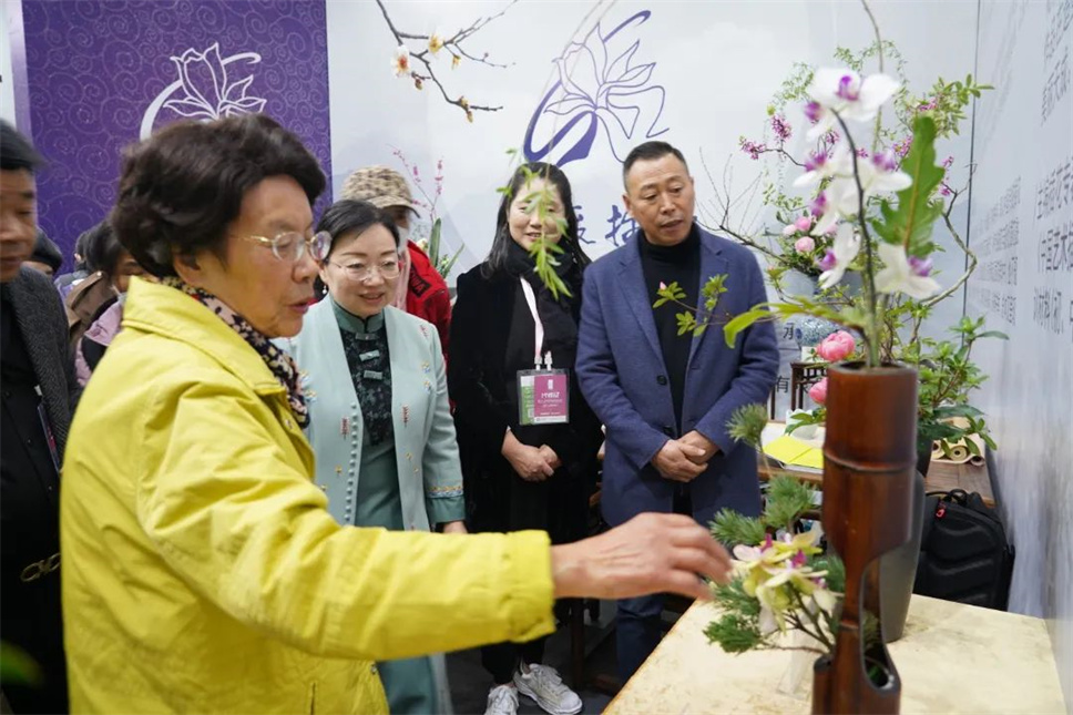 【采薇专栏】蔡仲娟大师直播、丁稳林大师表演，“亚洲最美花展”上“海派插花”人气旺