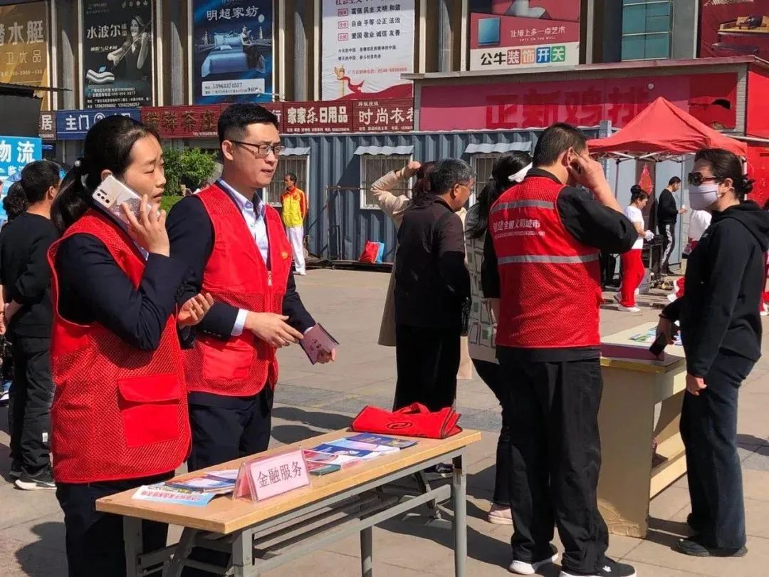 集团广饶公司联合阳光社区在广场举办大型公益市集活动