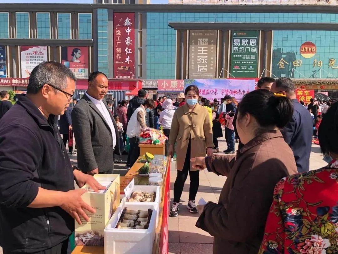 集团广饶公司联合阳光社区在广场举办大型公益市集活动