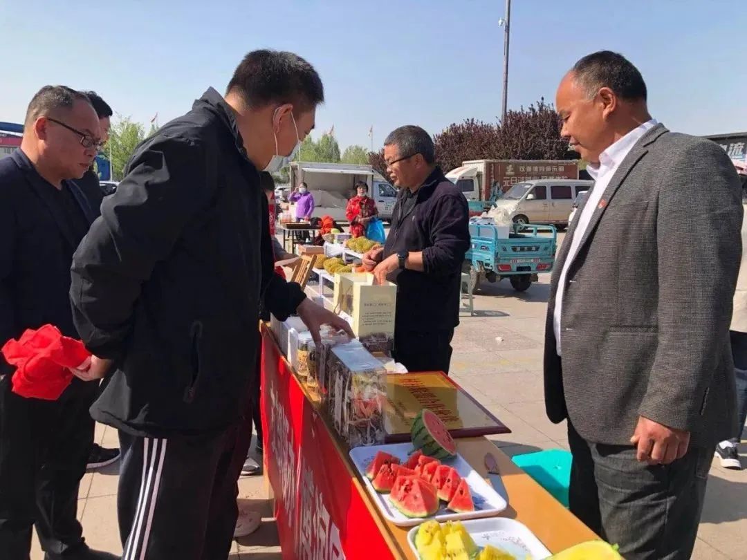 集团广饶公司联合阳光社区在广场举办大型公益市集活动