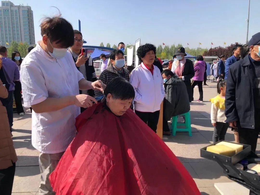 集团广饶公司联合阳光社区在广场举办大型公益市集活动