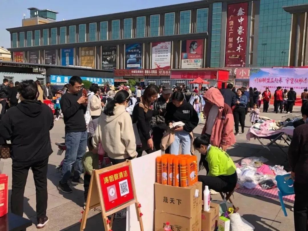 集团广饶公司联合阳光社区在广场举办大型公益市集活动