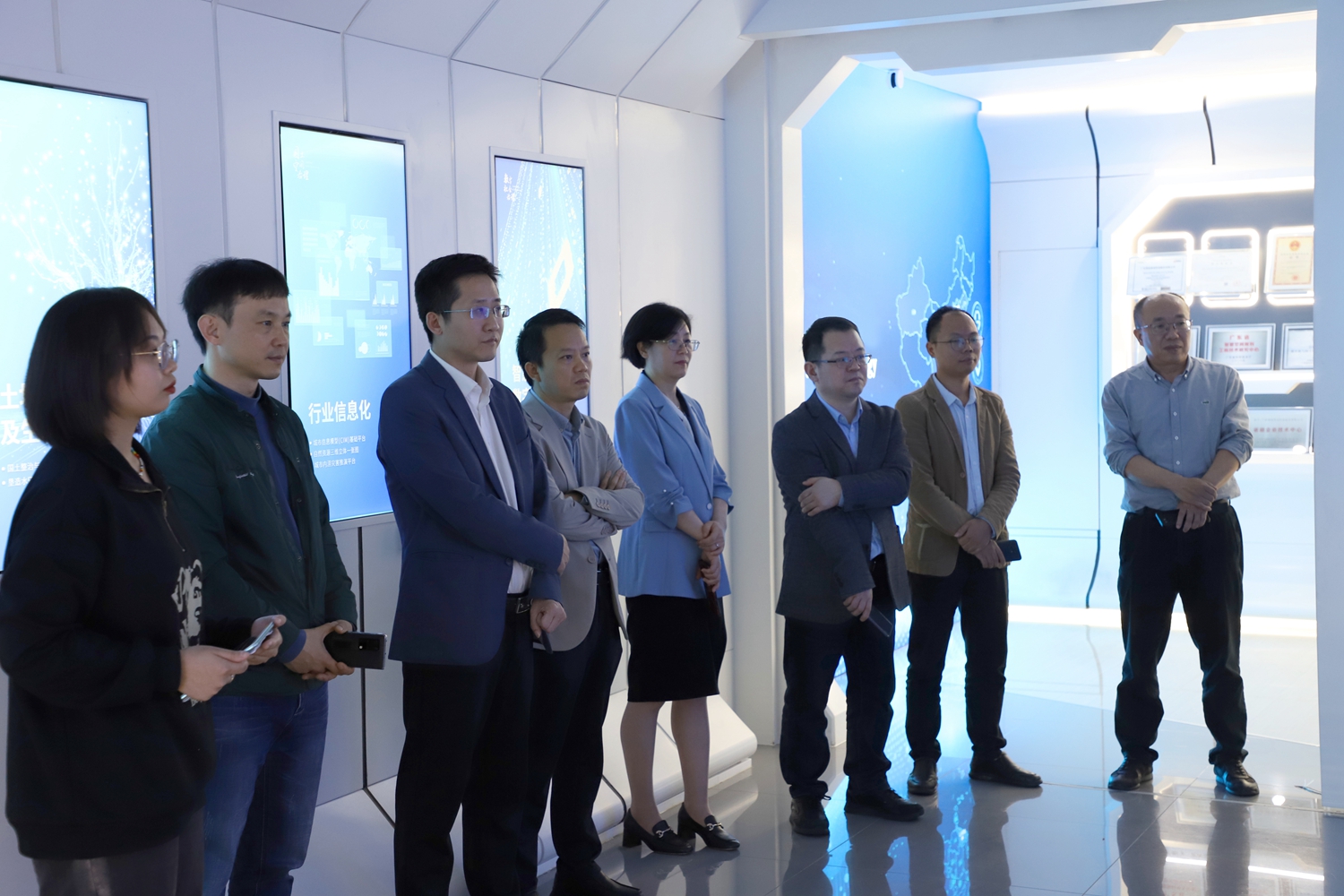 武汉大学资环学院院长沈焕锋一行到访国地科技和蓝图信息