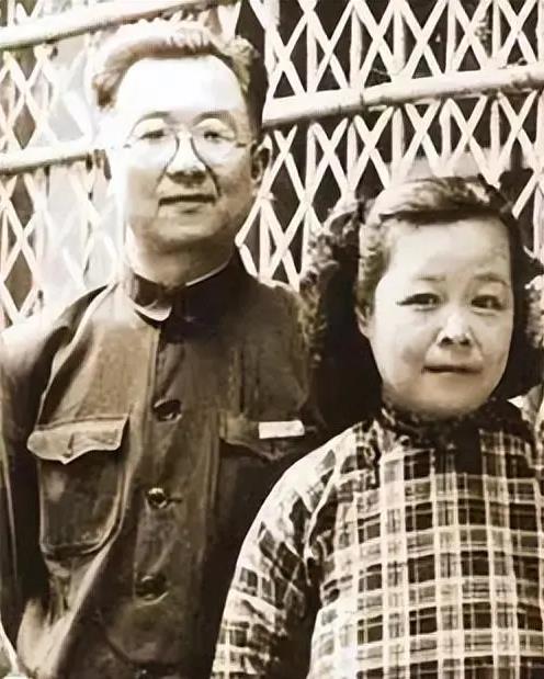 他是康熙十代孙，最后大师，被迫娶“姐姐”，他活90岁，爱她70年