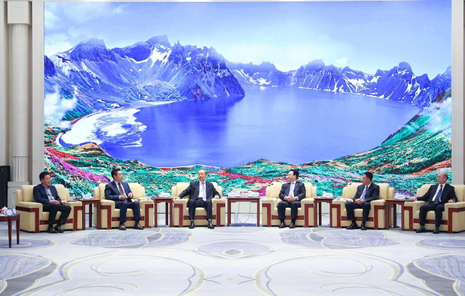 为了落实习近平总书记提出的东北振兴新战略，名誉会长杜青林带领49家跨国公司再赴吉林推动项目落地