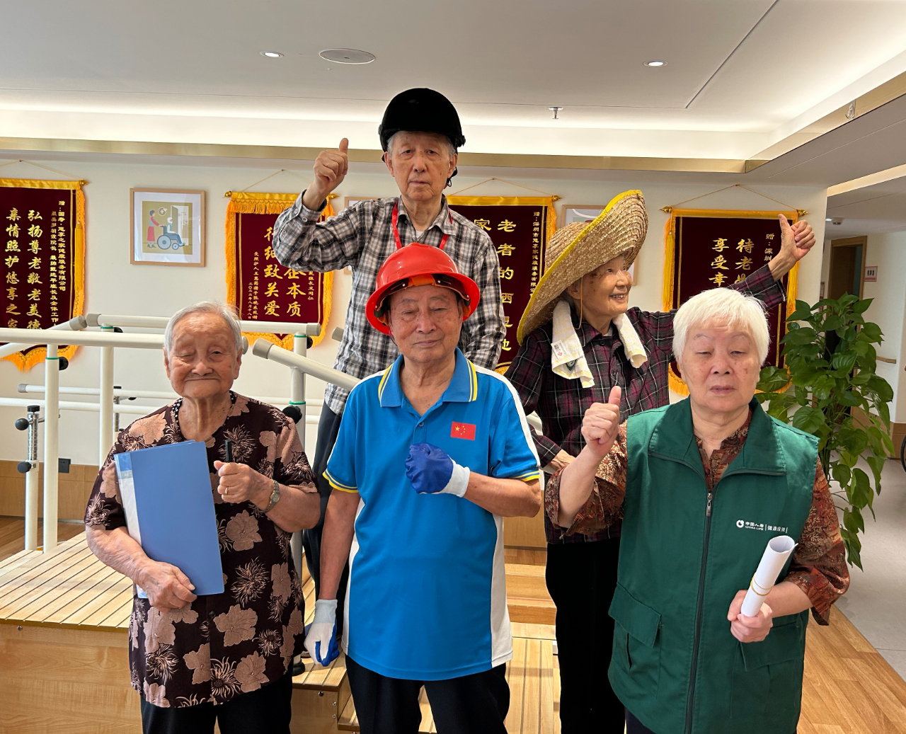 【庆五一迎五四】拍完一组怀旧照，长者们感慨万千......
