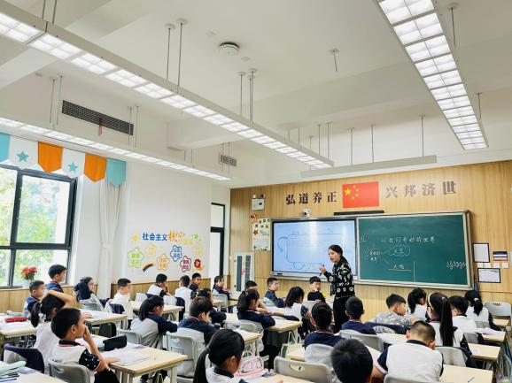 新川外国语学校小学部三年级家长开放日