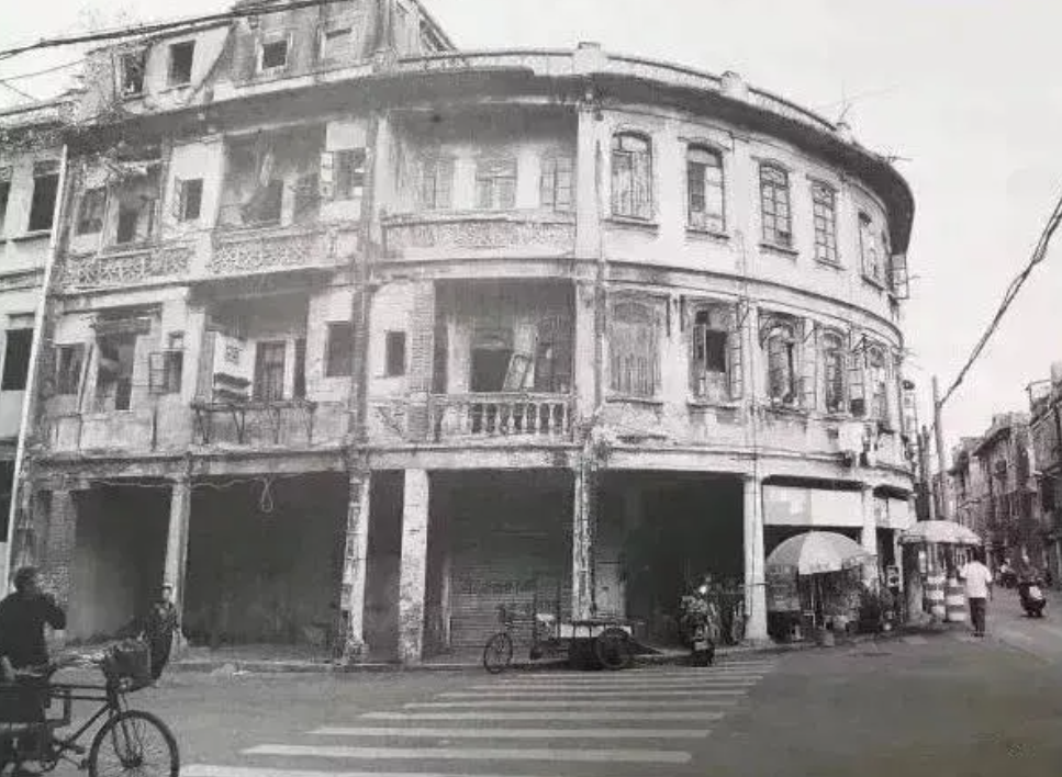 1931年，周恩来在汕头一旅店休息，看到墙上黄埔合影照，立刻转移