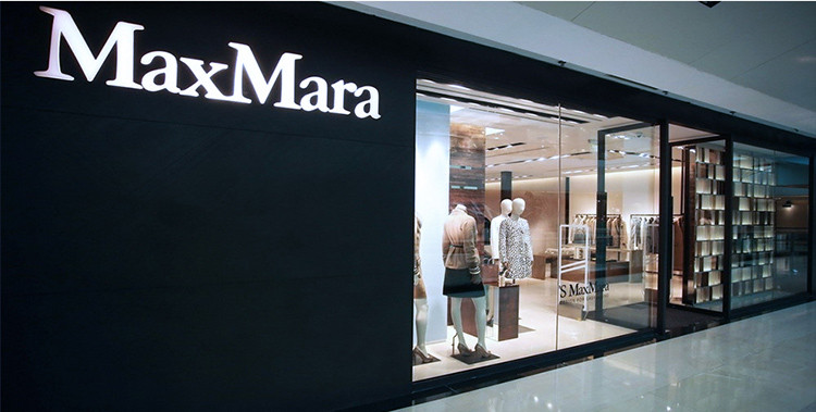 MaxMara服装连锁门店智慧显示屏解决方案