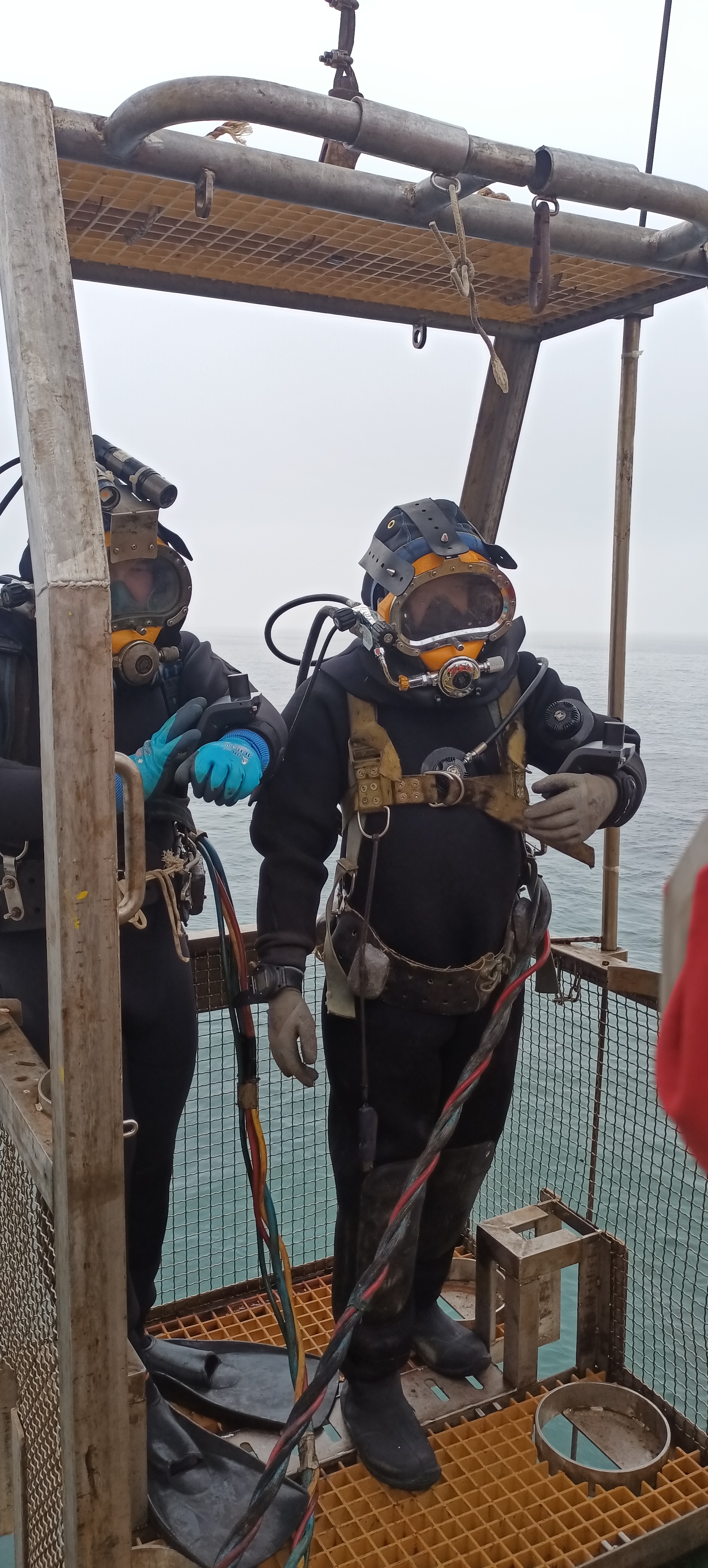 Rescue and salvage Application : Divers positioning and communication system deployed in the salvage
