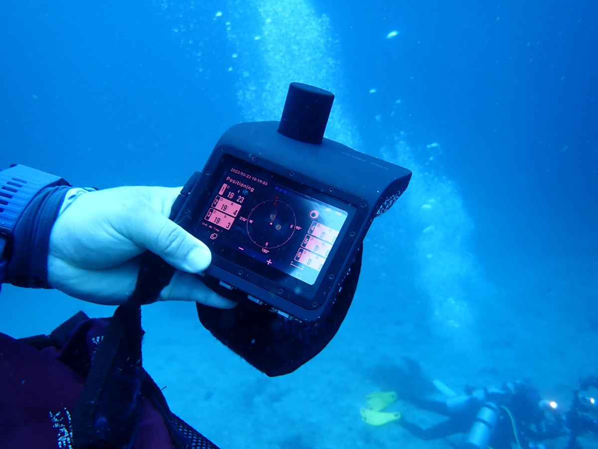 Checking dive buddies underwater locations