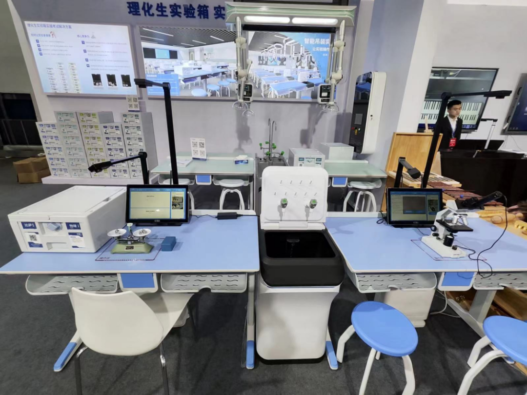 鸿普森AI理化生实验室平台亮相第81届中国教育装备展取得圆满成功！