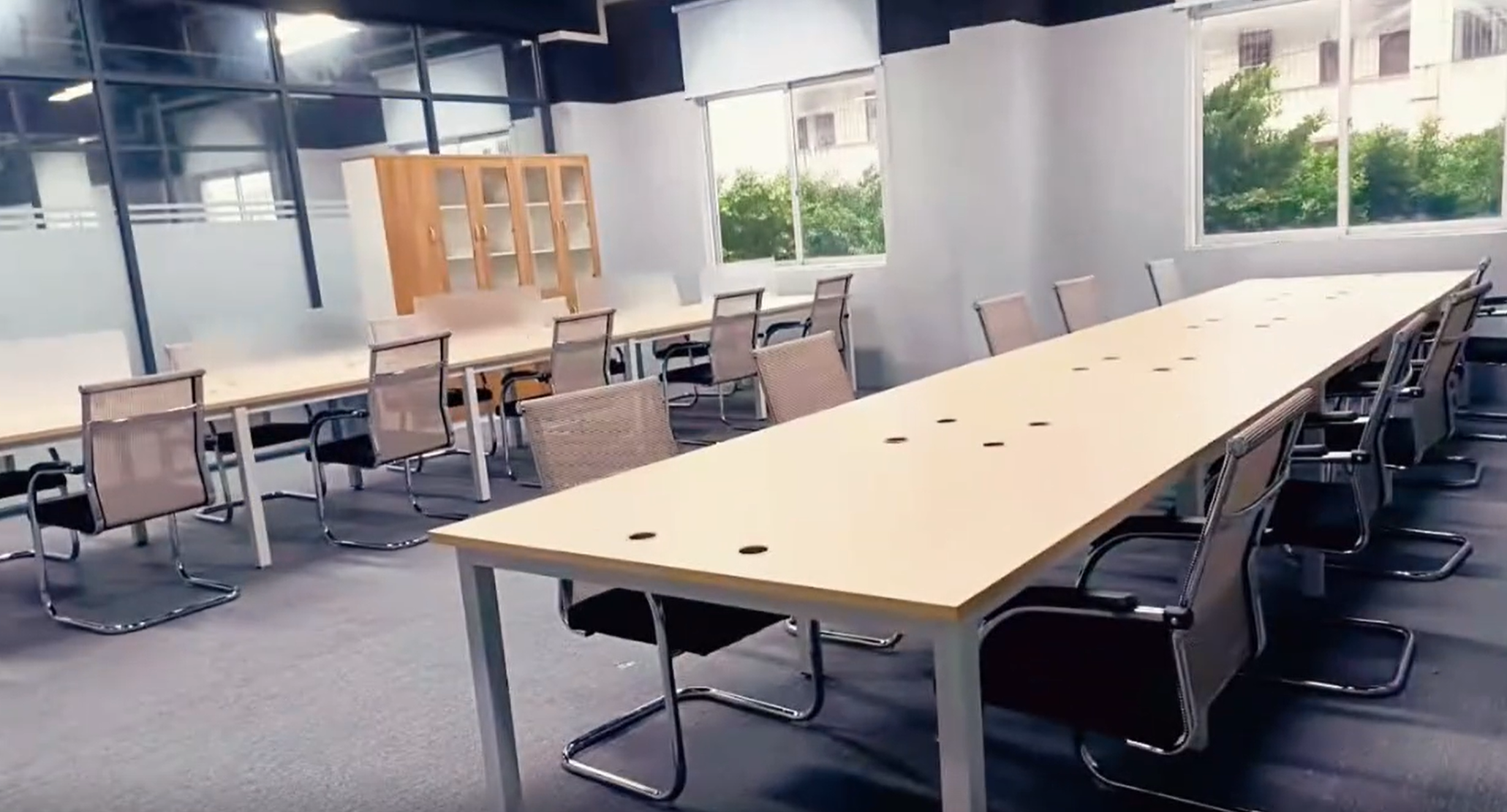 办公前台会议桌整体回收视频
