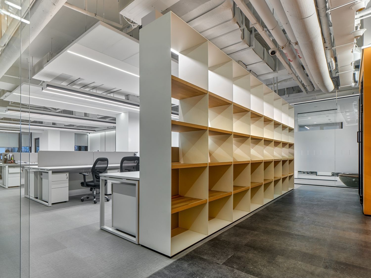 办公室装修利用家具及隔断间构建光感空间