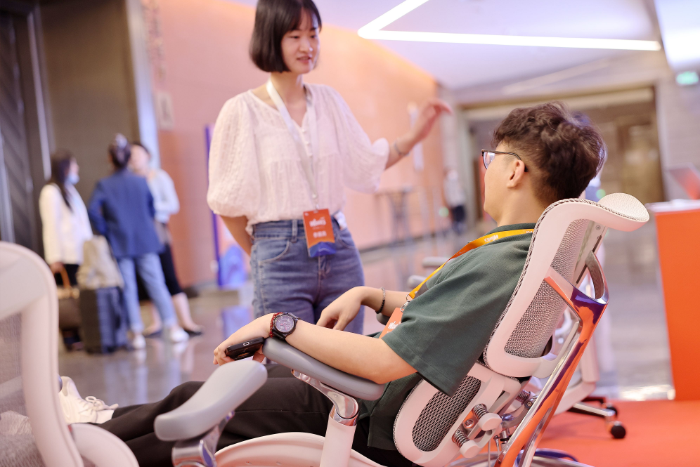 西昊出席36氪WAVES新浪潮2023大会 探讨人体工学椅行业革新