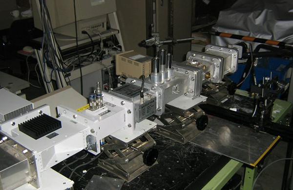  2018年8月2日我司单模腔微波高温测试反应器在广西某大学投入使用
