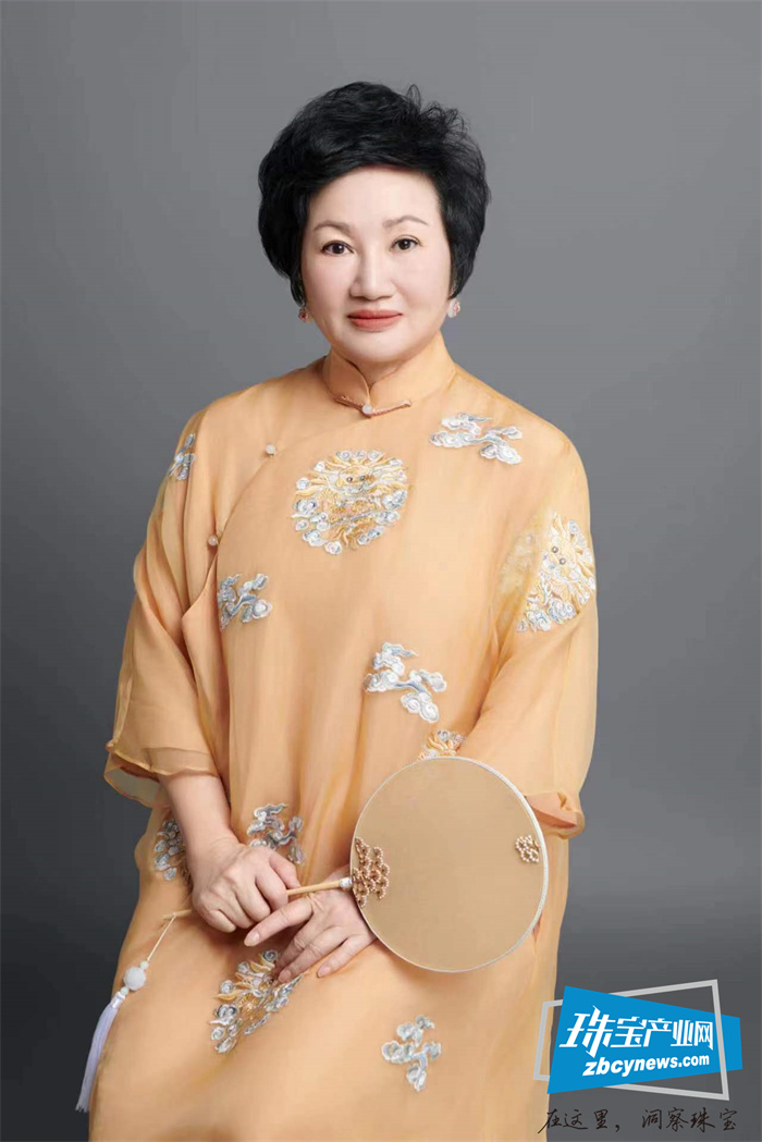 “超级经理人”郑陈曼芝:让设计师品牌走出来——访广州市番禺区珠宝设计与工艺师协会创会会长郑陈曼芝 “超级经理人”郑陈曼芝:让设计师品牌走出来——访广州市番禺区珠宝设计与工艺师协会创会会长郑陈曼芝
