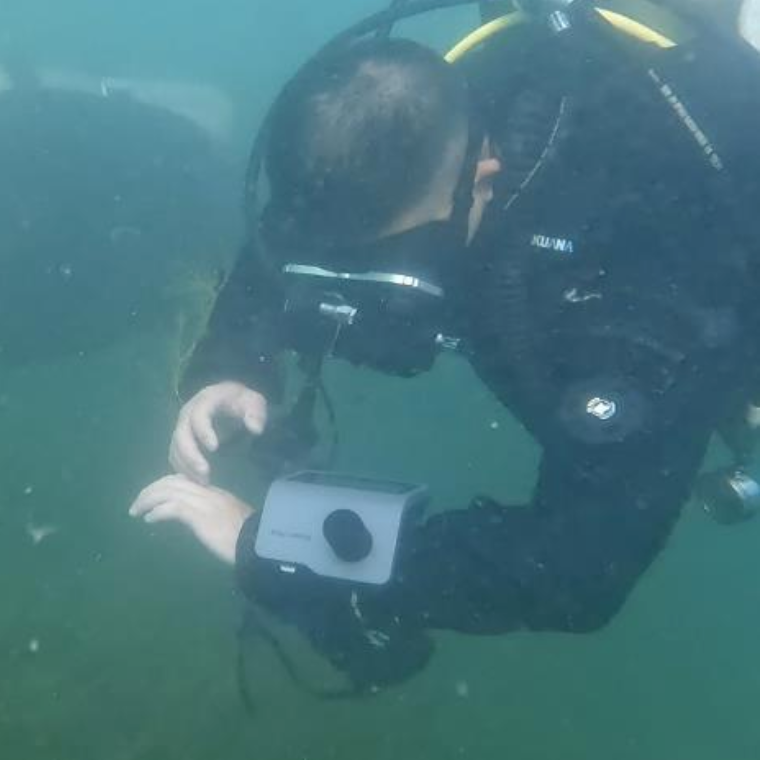 Underwater positioning and communication for divers