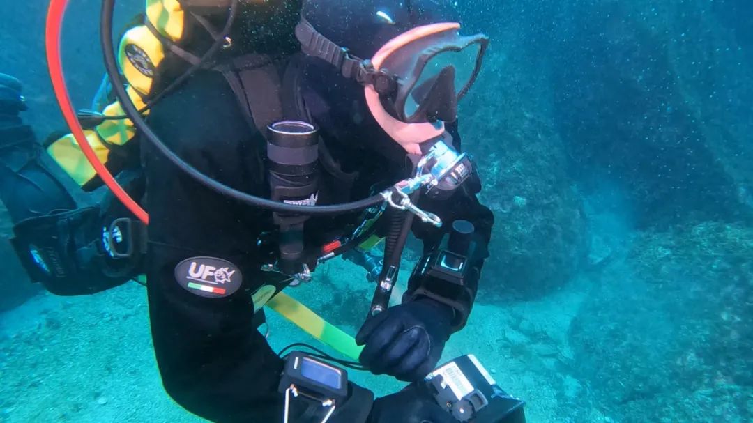 Underwater positioning and communication for divers