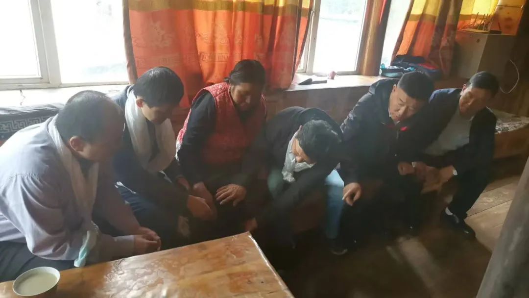 中央财政支持中国留学人才发展基金会大骨节病公益项目医疗专家团随访术后藏族同胞