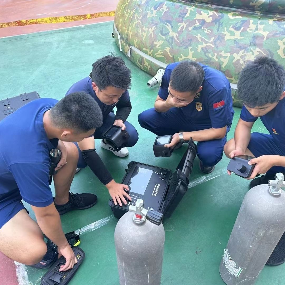 【Moments】Firefighting divers use underwater navigation system to track and communicate underwater