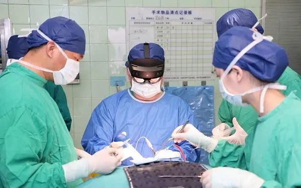 神外手术像“科幻大片” 长海医院神经外科开启可视化手术时代