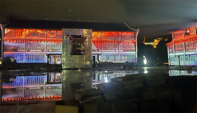 国内首个滨海场景演艺秀震撼上演，赢康投影为“渔光之城”更添光彩