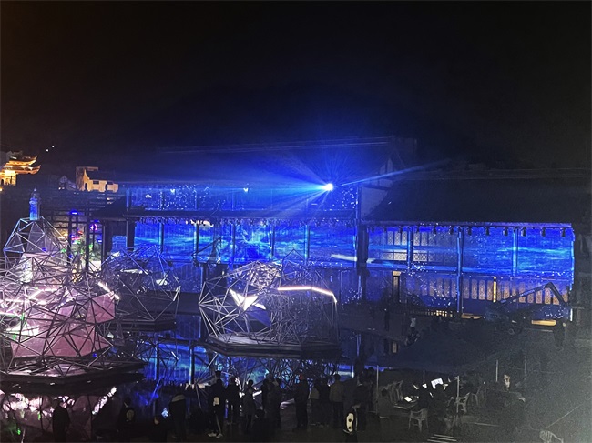 国内首个滨海场景演艺秀震撼上演，美高梅平台投影为“渔光之城”更添光彩