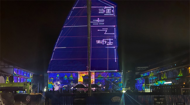 国内首个滨海场景演艺秀震撼上演，赢康投影为“渔光之城”更添光彩