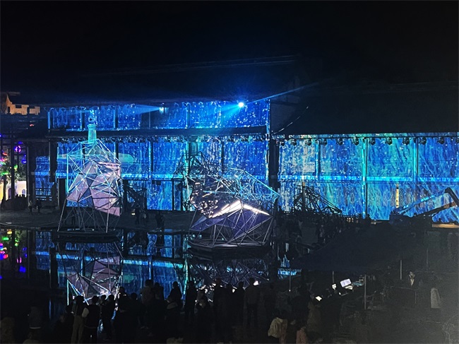 国内首个滨海场景演艺秀震撼上演，美高梅平台投影为“渔光之城”更添光彩