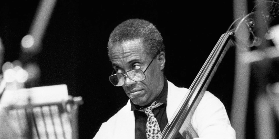 备受赞誉的贝斯手和流行伴奏者理查德·戴维斯 (Richard Davis) 去世，享年 93 岁