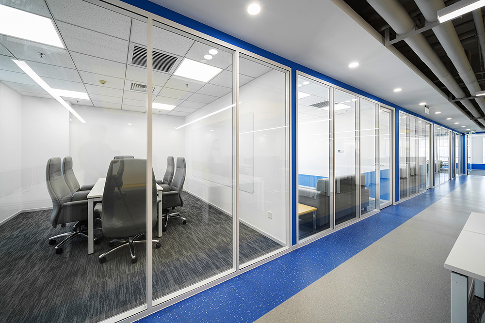 辦公室裝修使用鋁合金玻璃隔斷“高隔間”