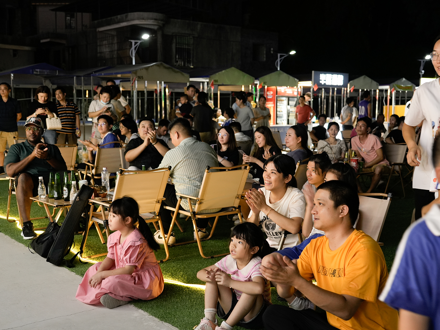 观人间烟火 品夜色微澜——观澜老街夜市“烟火气”点亮“夜经济”