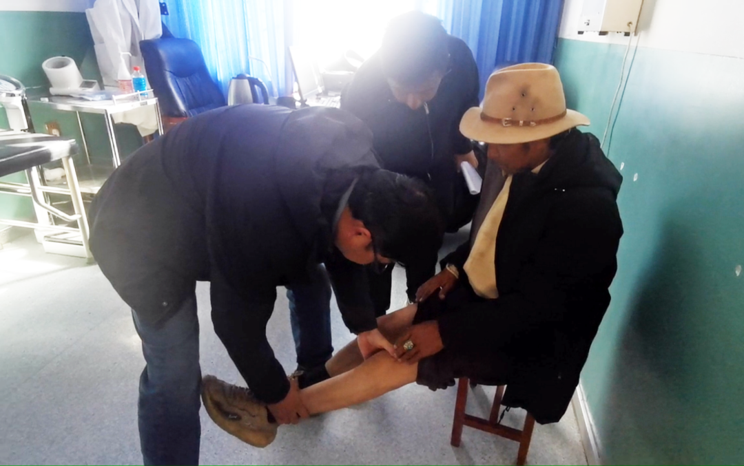 大骨节病公益项目专家团一行随访术后藏族患者