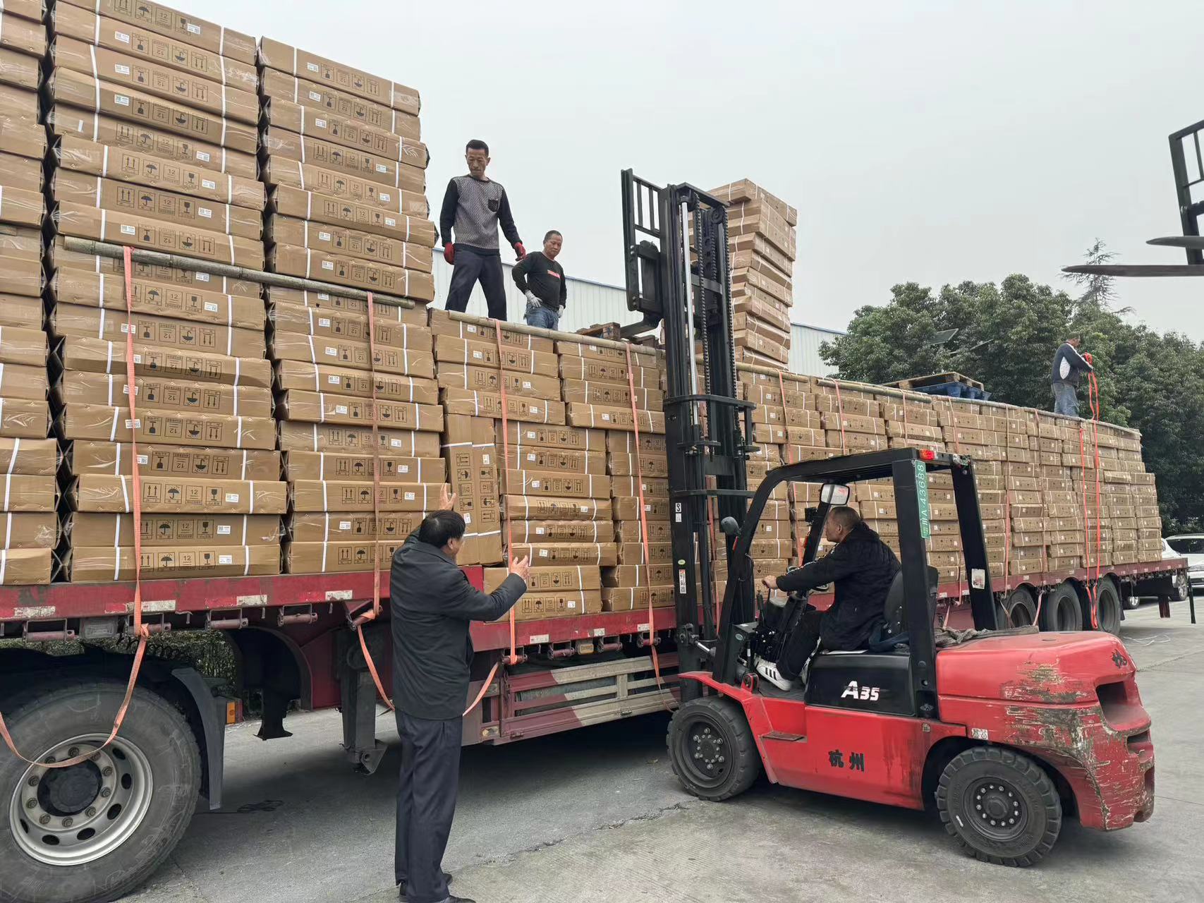 我公司救灾专用木板折叠床正在发往新疆、西藏、福建、内蒙古，青海五个国家救灾物资储备库！