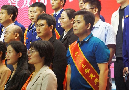 宗泰易紅寶榮獲第五屆十大“龍崗工匠”稱號