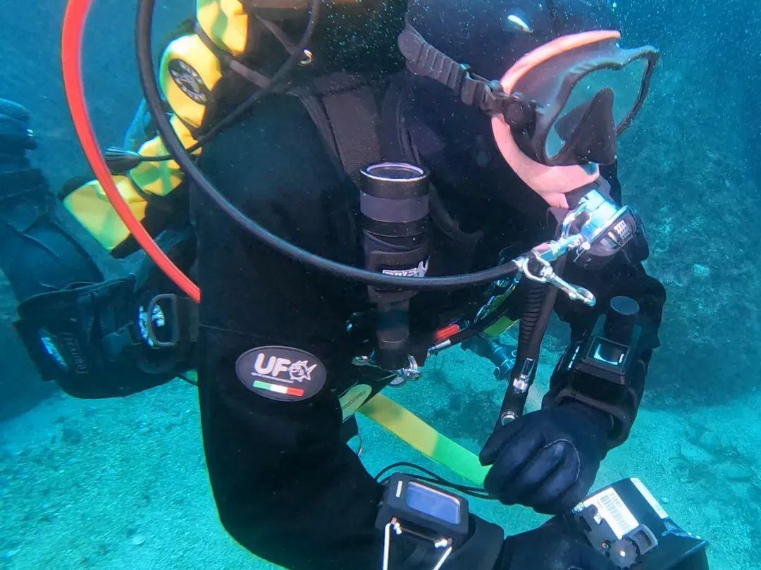 High-end underwater wireless positioning and communication system for divers