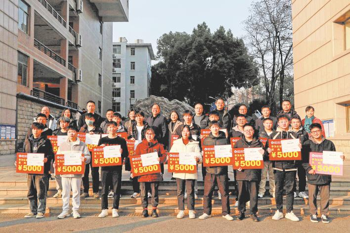 【楚天都市报】办认证工程师班 建华为ICT学院 武汉一民办高校拥抱华为