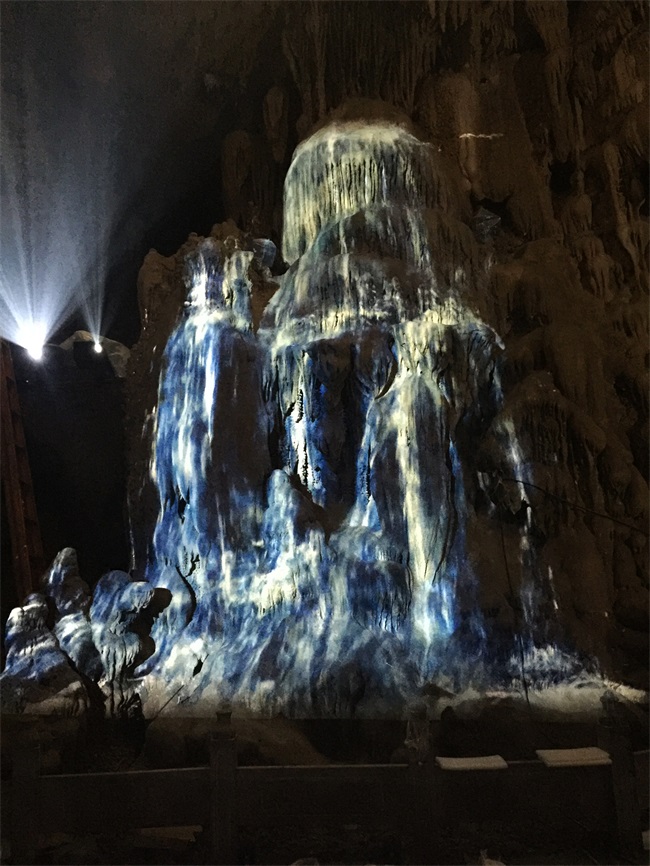 The projection of the Tianhetan dry karst cave used Krinda projectors