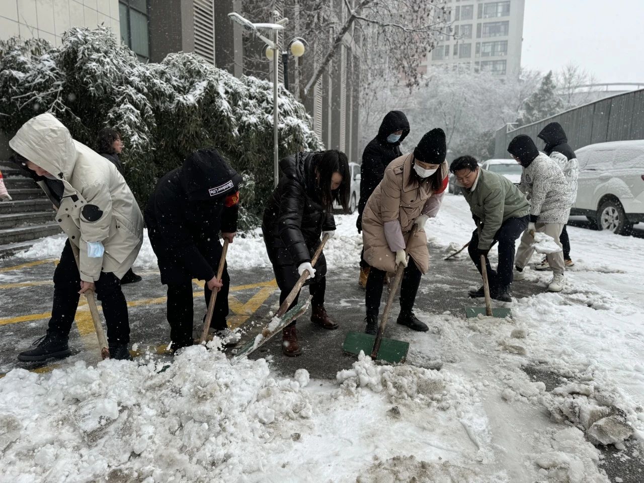 坤达安党支部：雪中坚守，党员在行动