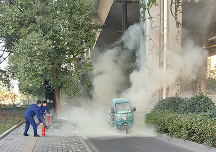 巡逻途中突遇火情,微型消防站及时扑救遏制火势 巡逻途中突遇火情,微型消防站及时扑救遏制火势