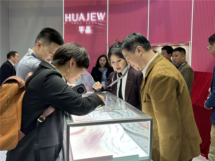 郑州华晶亮相中国香港国际钻石、宝石及珍珠展并隆重举办HUAJEW华晶品牌暨培育彩钻量产上市全球发布会