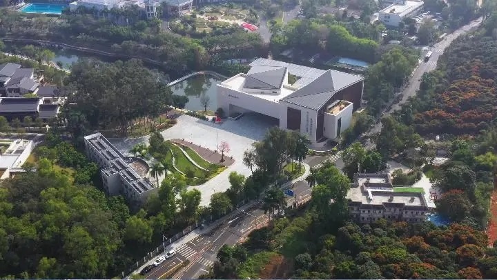 深圳麒麟山庄文体馆周边停车位沥青路面工程